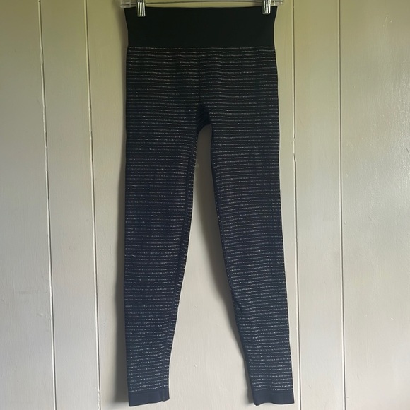 💥3/$12 Athleta Striped Metallic Leggings - Picture 2 of 4